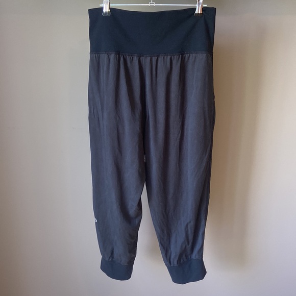 Lululemon black flowy joggers high waisted size 6 - Picture 5 of 6